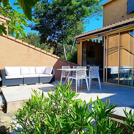 Holiday home Maison Soignee Avec Grand Jardin Et Terrasse - - Fr-1-308-159